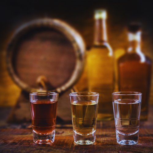 Comparação de Cachaças JS Comercial: Cachaça 51 vs CR\&F Reserva Extra